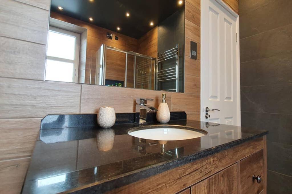 Smart & Stylish Holiday Apartment In The City Centre Inverness Exterior foto